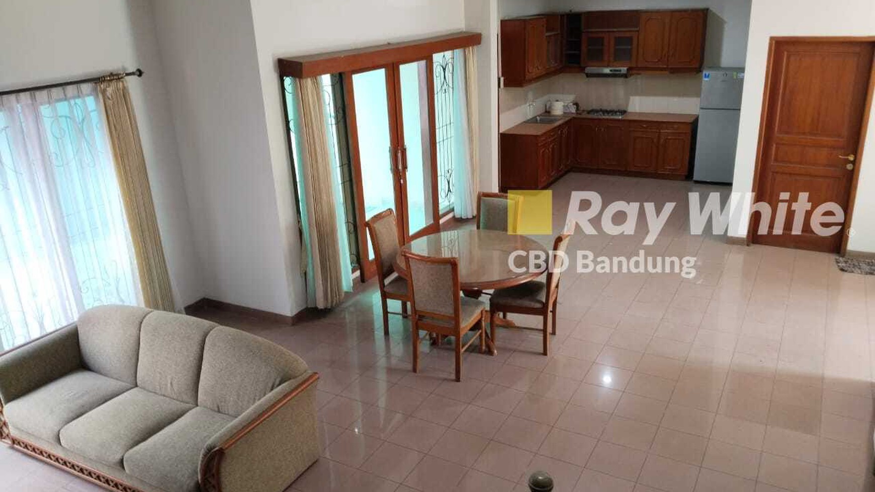 Rumah terawat Furnished di Setrasari Kulon siap huni