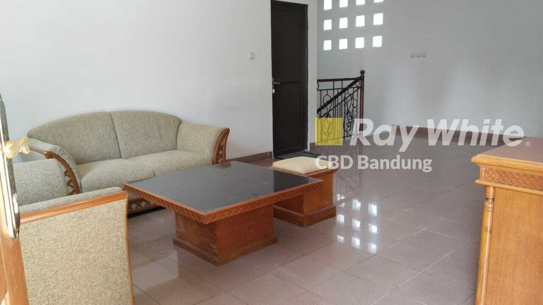 Rumah terawat Furnished di Setrasari Kulon siap huni