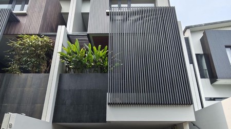 Rumah Modern Tropical dengan Kolam Renang di Cipete, Jakarta Selatan.