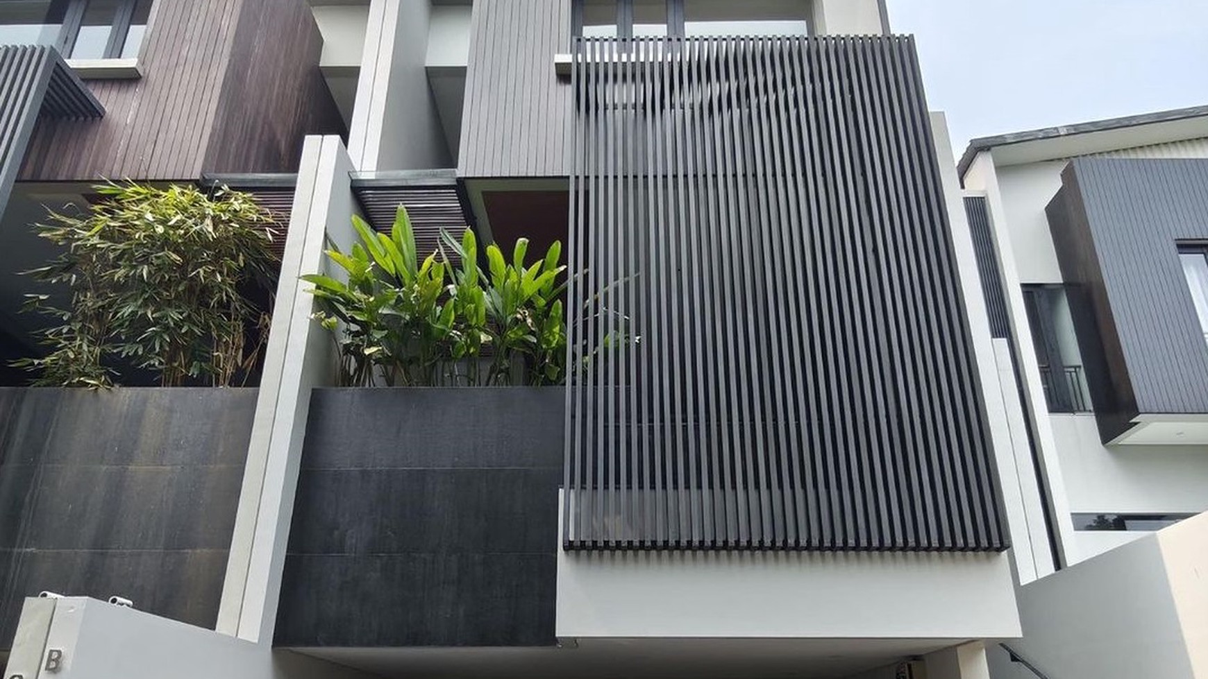 Rumah Modern Tropical dengan Kolam Renang di Cipete, Jakarta Selatan.