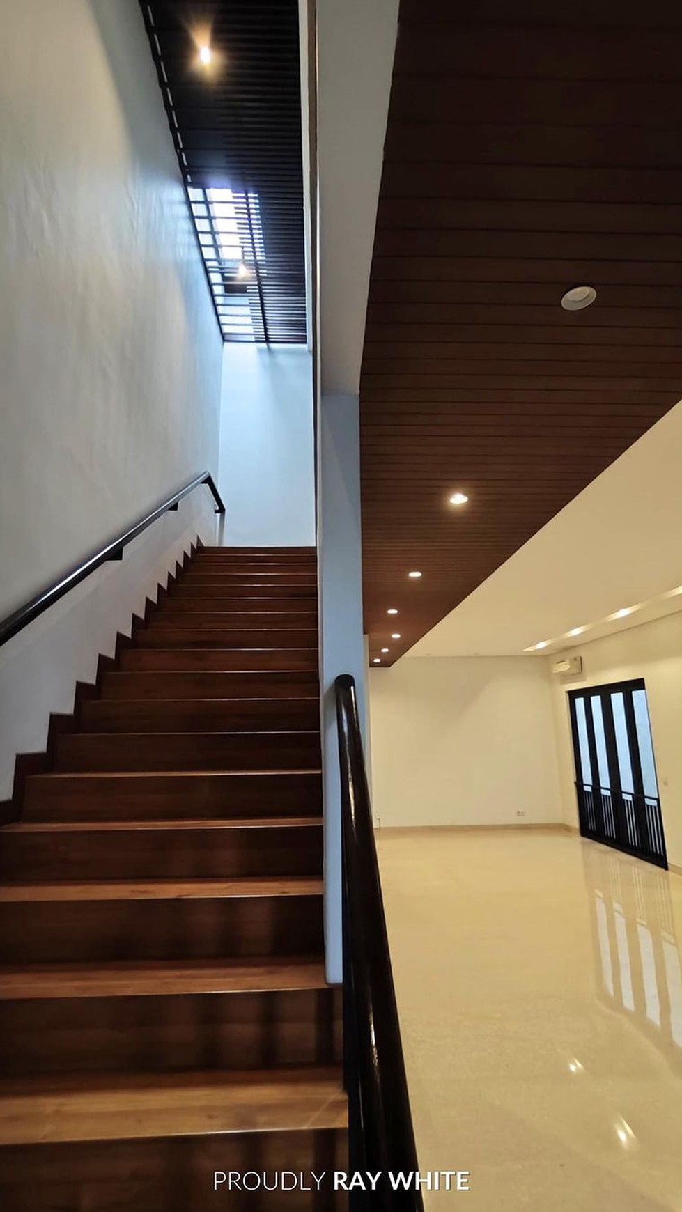 Rumah Modern Tropical dengan Kolam Renang di Cipete, Jakarta Selatan.