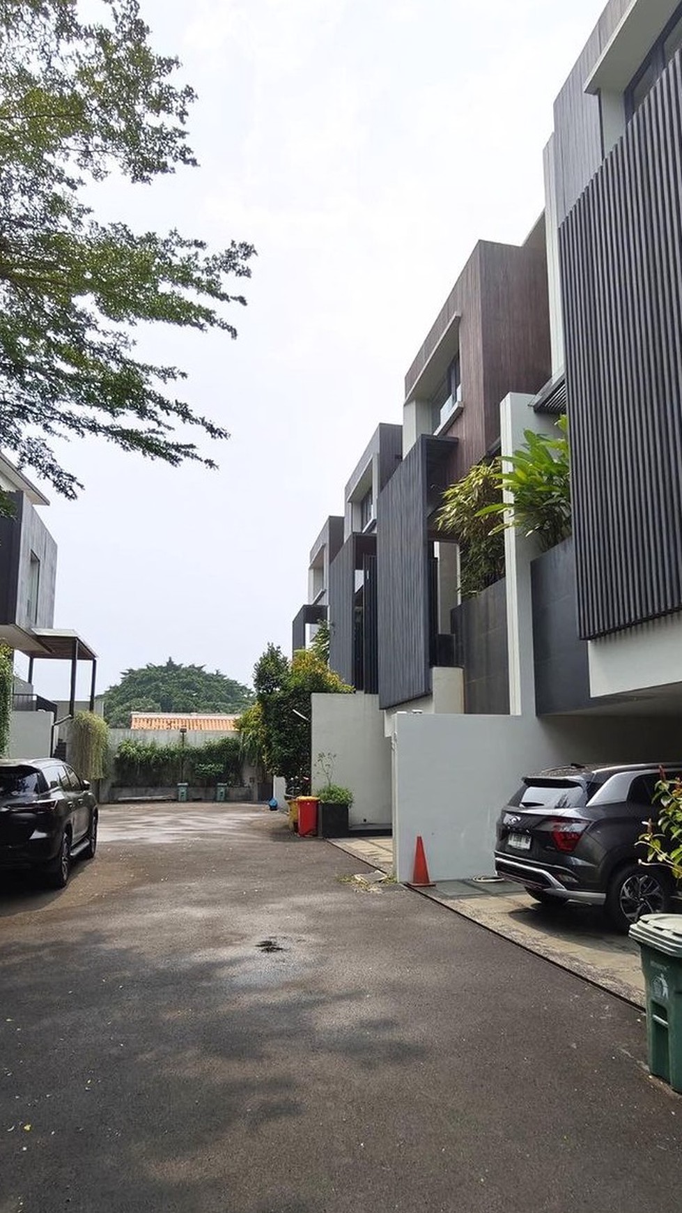 Rumah Modern Tropical dengan Kolam Renang di Cipete, Jakarta Selatan.