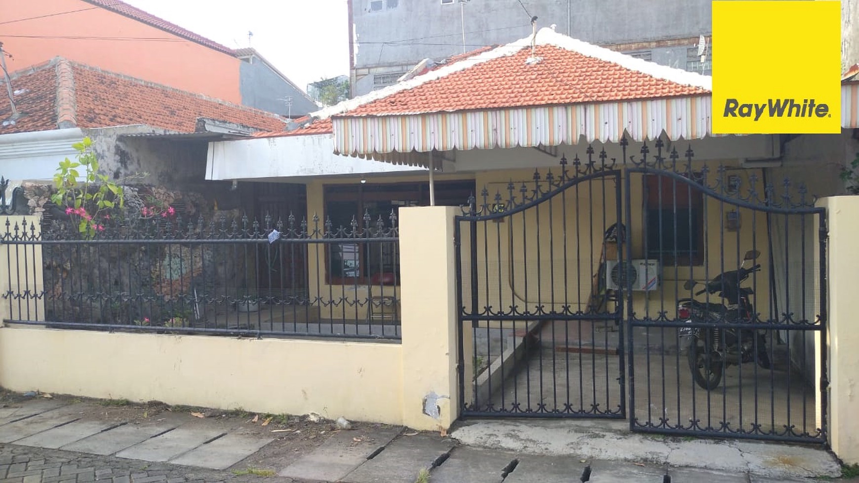 Dijual Rumah 2 lantai Strategis di Jl Lebak Arum Surabaya