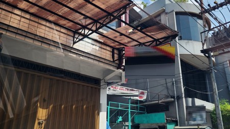 Disewakan Ruko 3 lantai di Jalan Bongkaran Surabaya