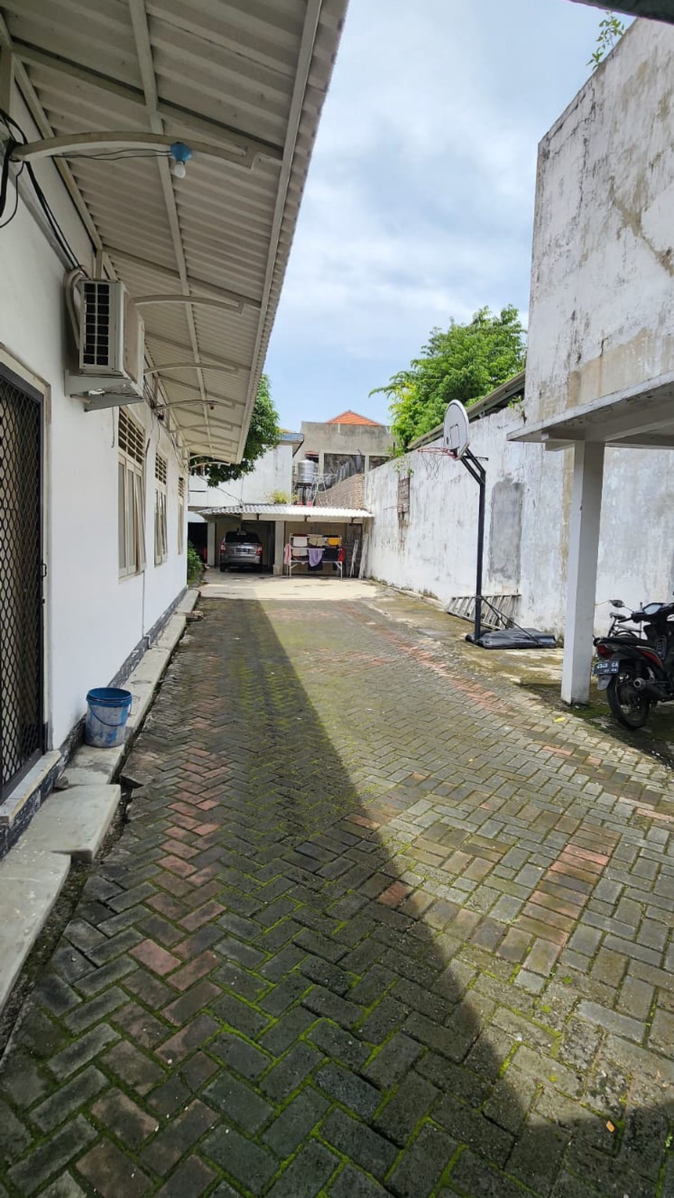 Dijual / Disewakan 1120 m2 Rumah Surabaya Pusat area Jalan Arjuna - Kedung Doro  - Garasi Carport 21 Mobil