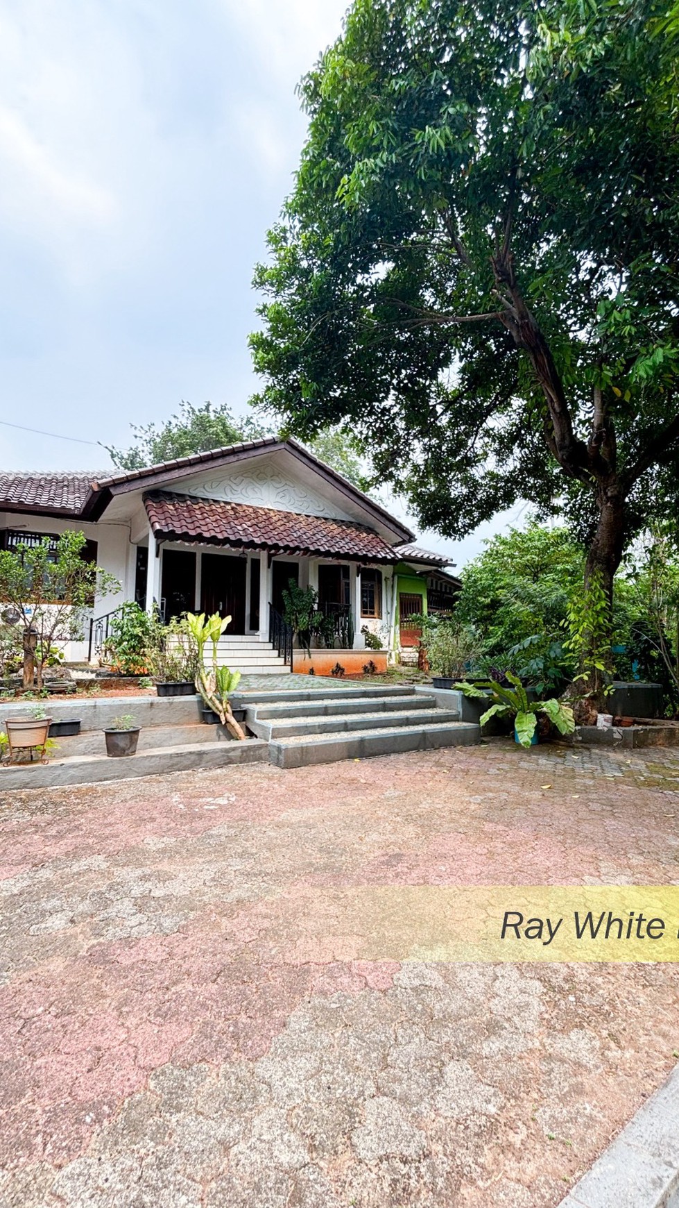 RUMAH HITUNG TANAH DENGAN HALAMAN LUAS DI PEJATEN TIMUR, JAKARTA SELATAN #CH