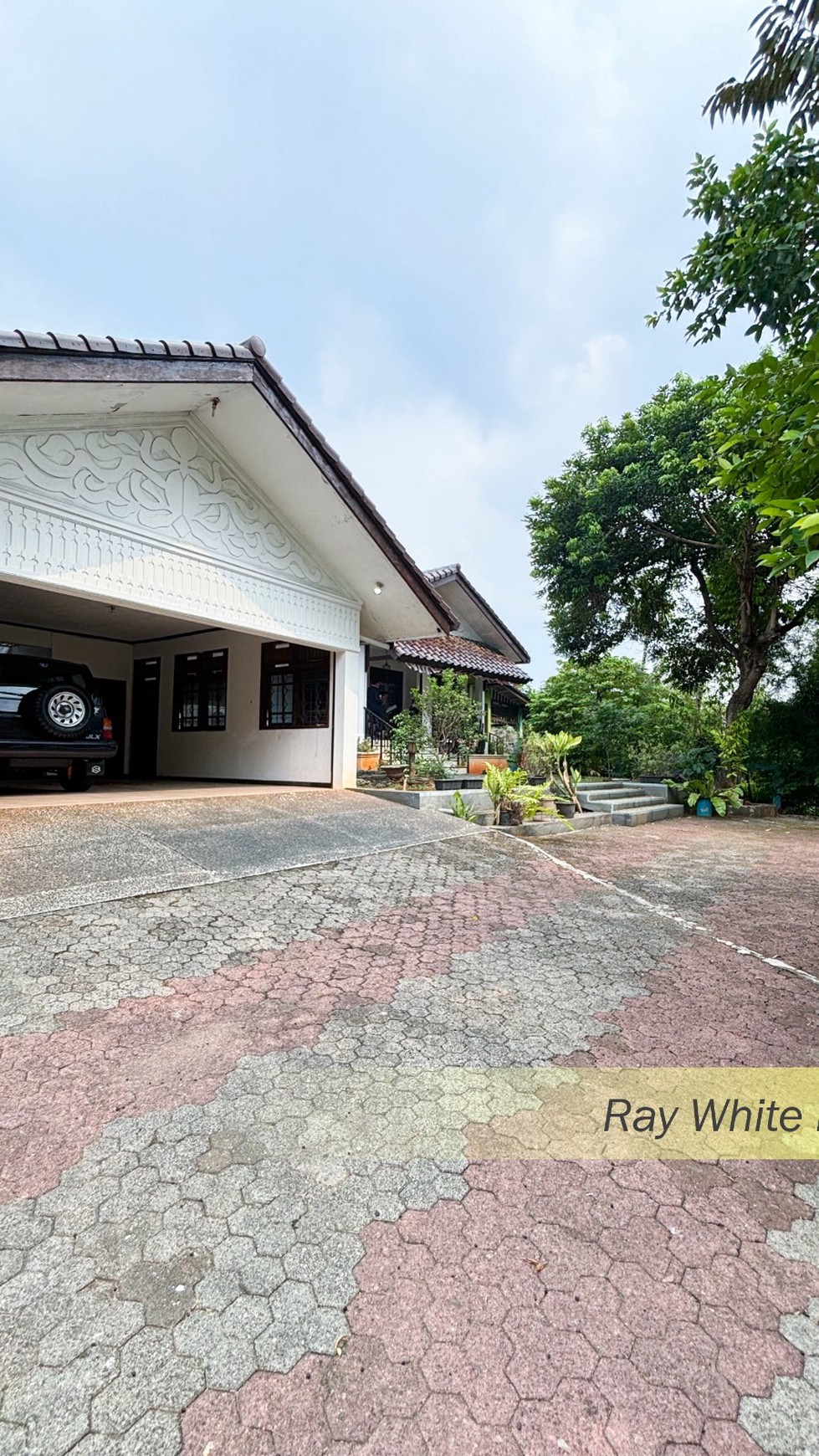 RUMAH HITUNG TANAH DENGAN HALAMAN LUAS DI PEJATEN TIMUR, JAKARTA SELATAN #CH