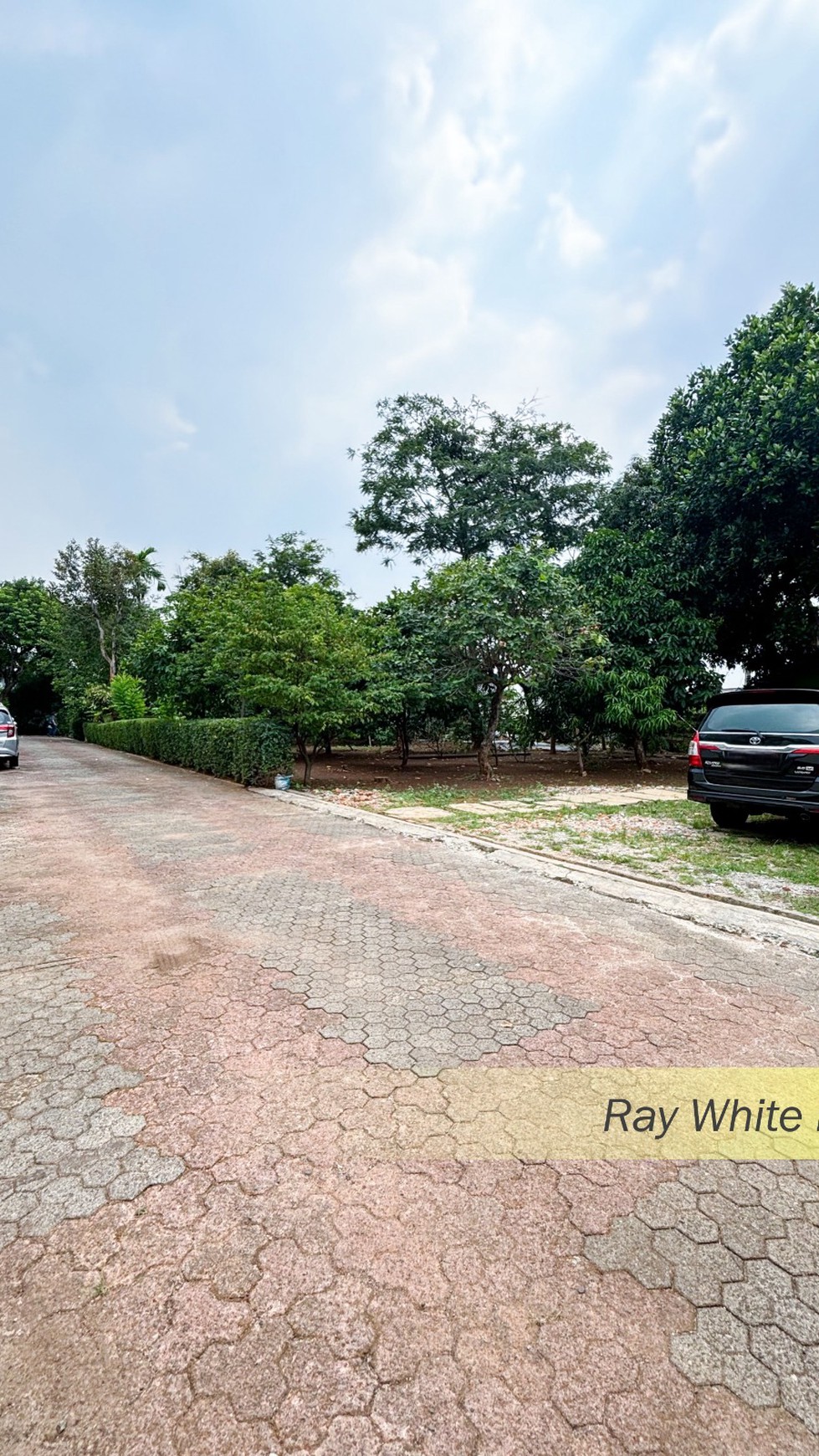 RUMAH HITUNG TANAH DENGAN HALAMAN LUAS DI PEJATEN TIMUR, JAKARTA SELATAN #CH