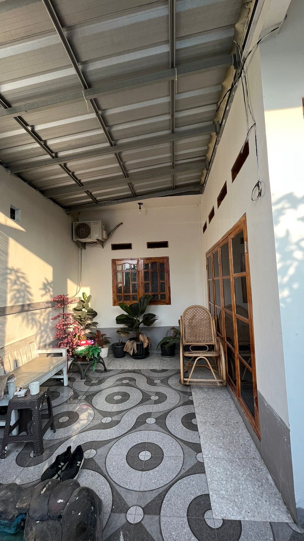 rumah villa regency tangerang di kutabumi  lokasi hoek sangat nyaman dan asri karena mempunyai ceiling ygtinggi