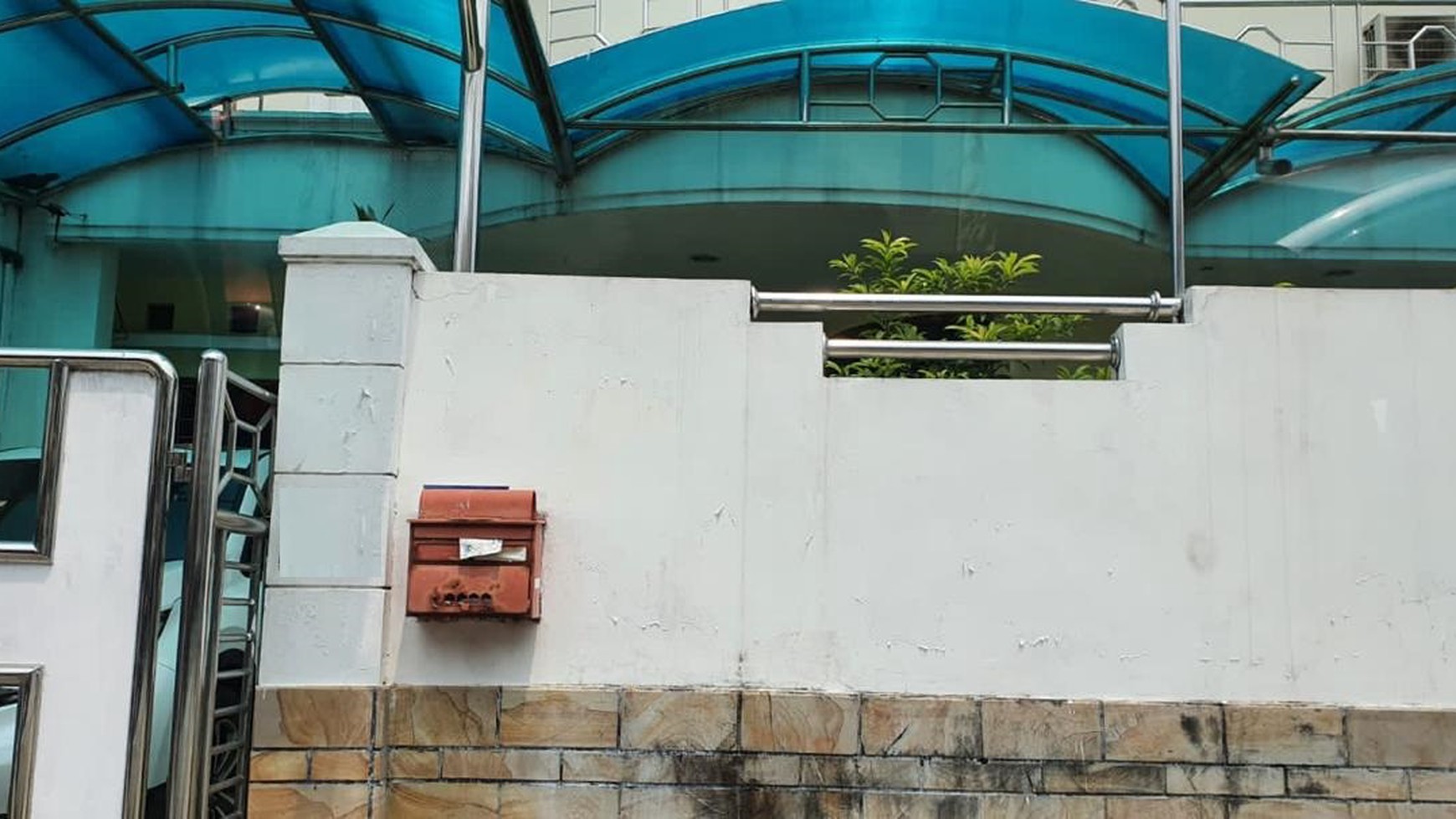 Rumah di lingkungan perumahan yg sdh ternama di lokasi tengah kota yg ramai.