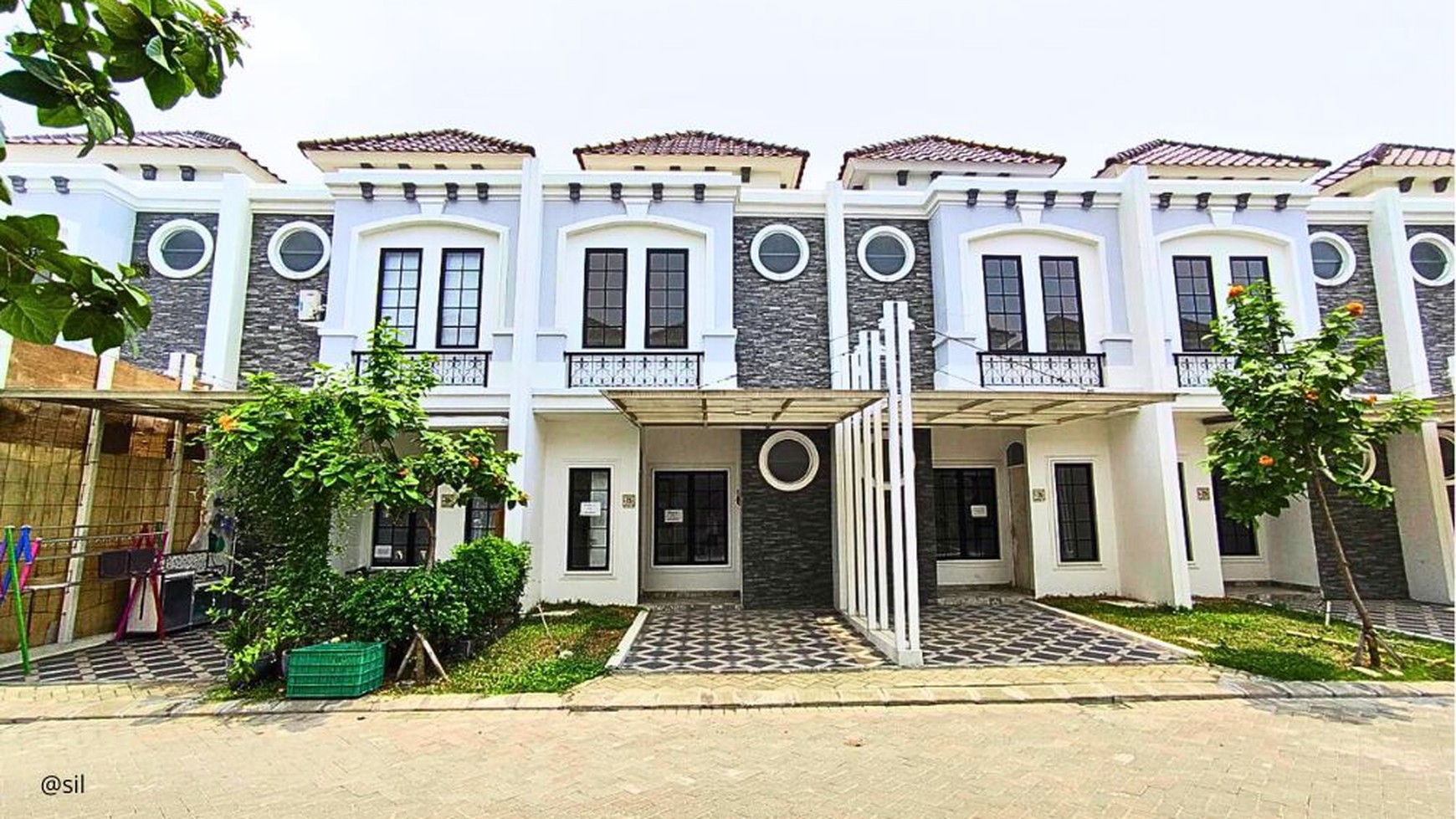 Rumah Modern Sevilla Townhouse Lokasi Strategis Sport City