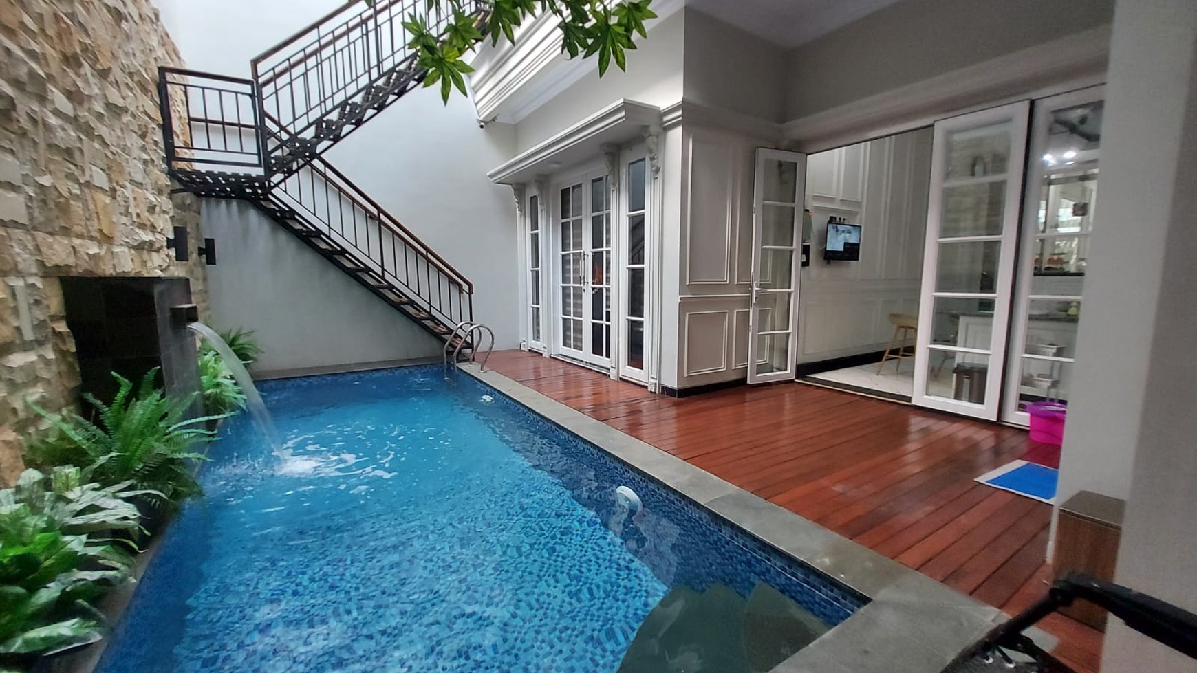 Rumah bagus fully furnished dengan pool dan private gym jagakarsa jaksel