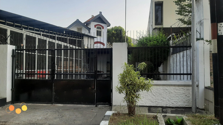 DIJUAL RUMAH STRATEGIS & ISTIMEWA DI PUSAT KOTA SURABAYA - IDEAL UNTUK KANTOR ATAU USAHA