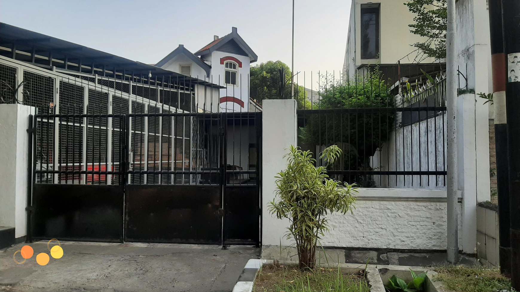 DIJUAL RUMAH STRATEGIS & ISTIMEWA DI PUSAT KOTA SURABAYA - IDEAL UNTUK KANTOR ATAU USAHA