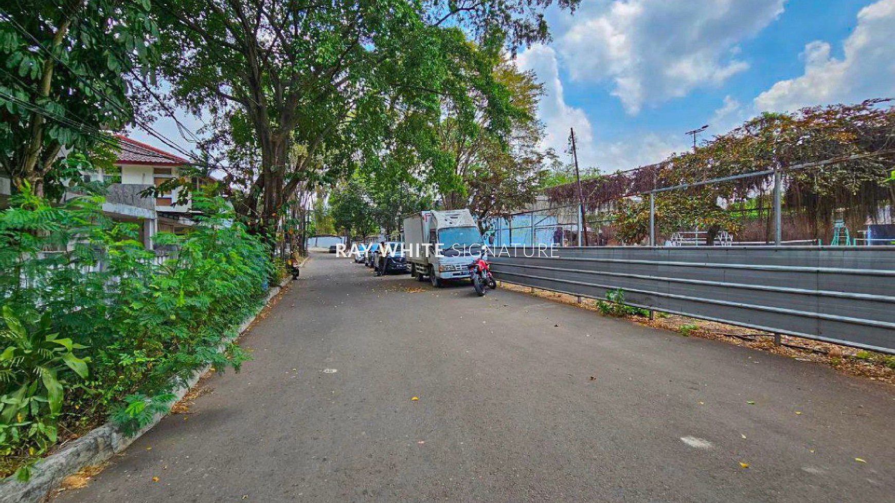 Rumah Tua di Jl Dukuh Patra II Cocok Untuk Hunian
