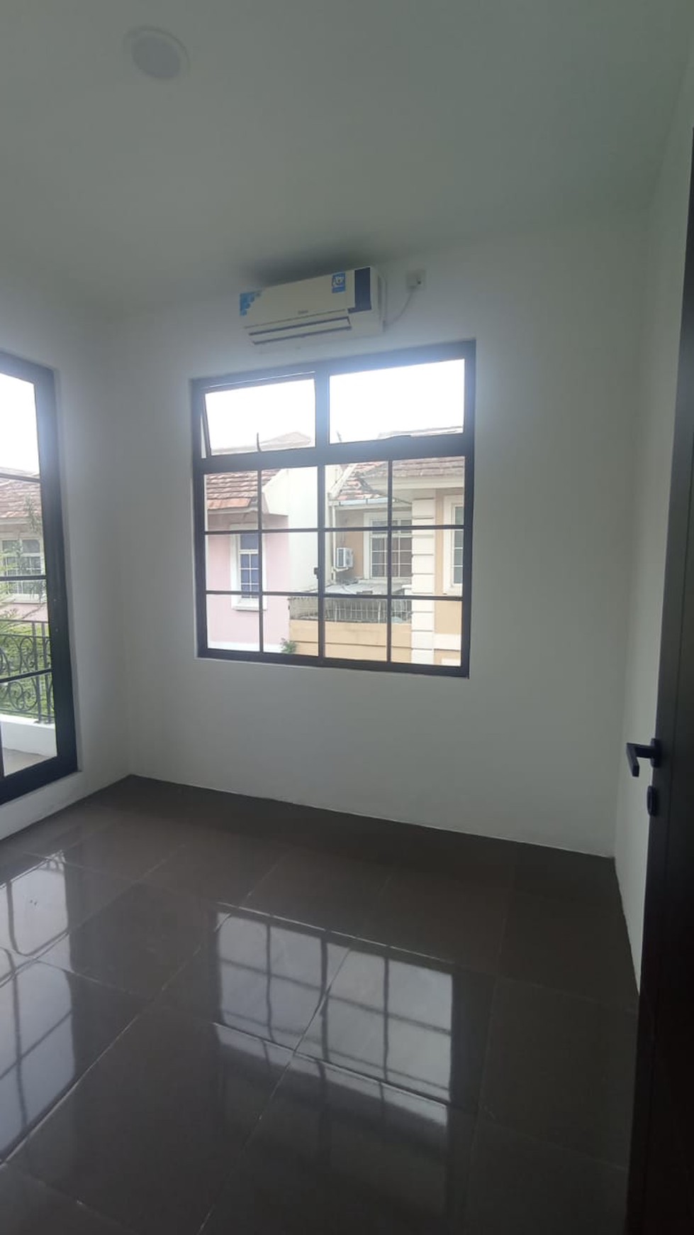 Dijual Townhouse Taman Paris Special Unit (Lantai 1&2) - Lippo Karawaci