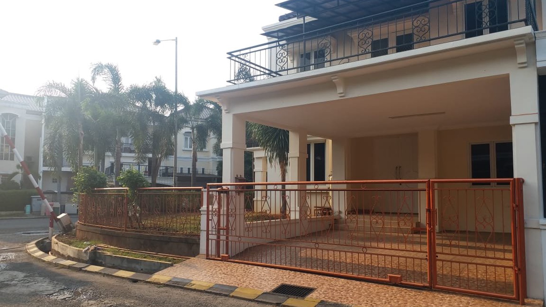 Di Jual Rumah dalam Komplek yang tenang, nyaman, di Permata Mediterania , Pos Pengumben,Kembangan, Jakarta Barat