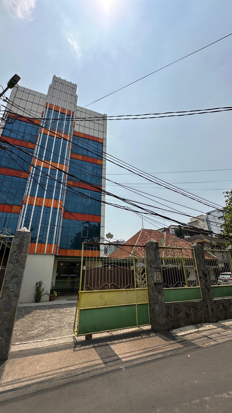 Gedung 5 lantai + Rumah Produksi di Penegak Matraman - Jakarta Timur