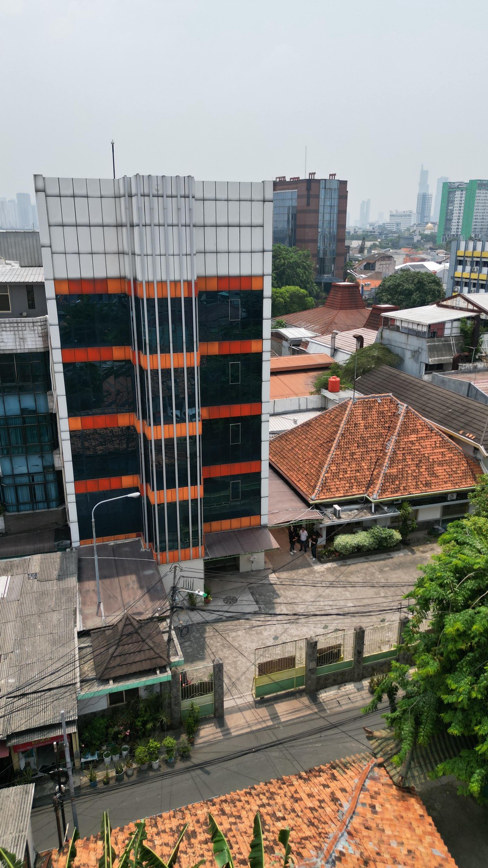 Gedung 5 lantai + Rumah Produksi di Penegak Matraman - Jakarta Timur