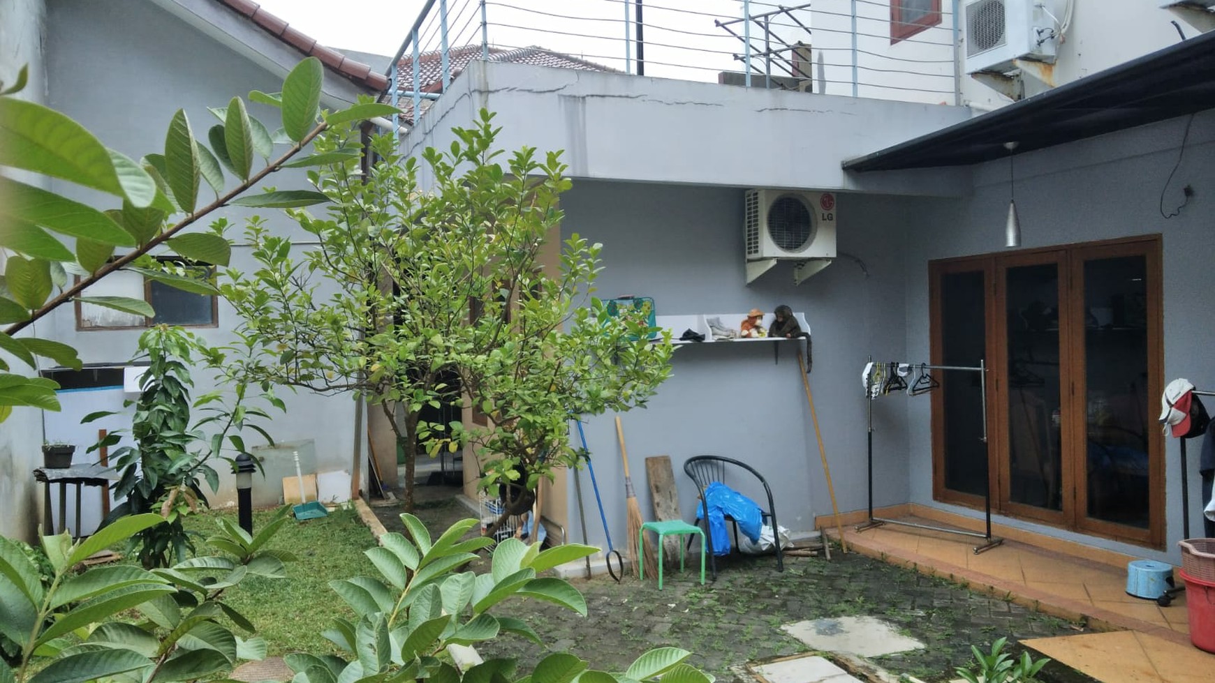 Rumah Halaman luas, 2 Lantai di Bintaro.