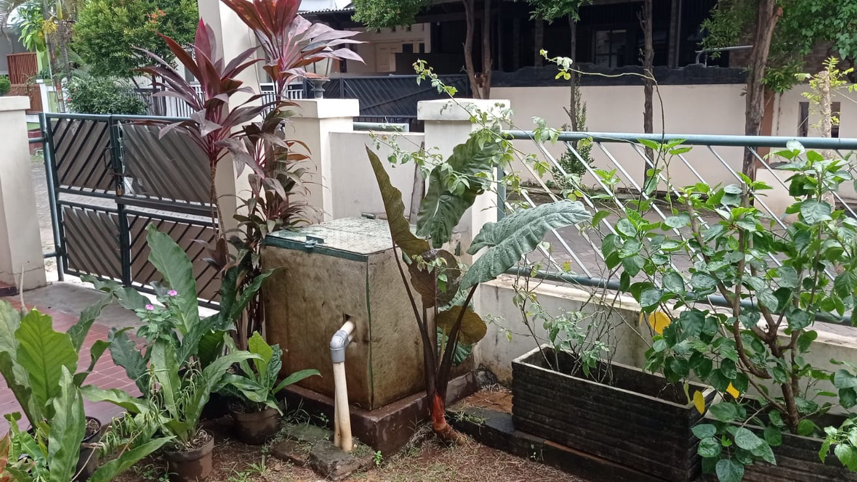 Rumah 2 lantai, rapih bagus di Pondok Karya