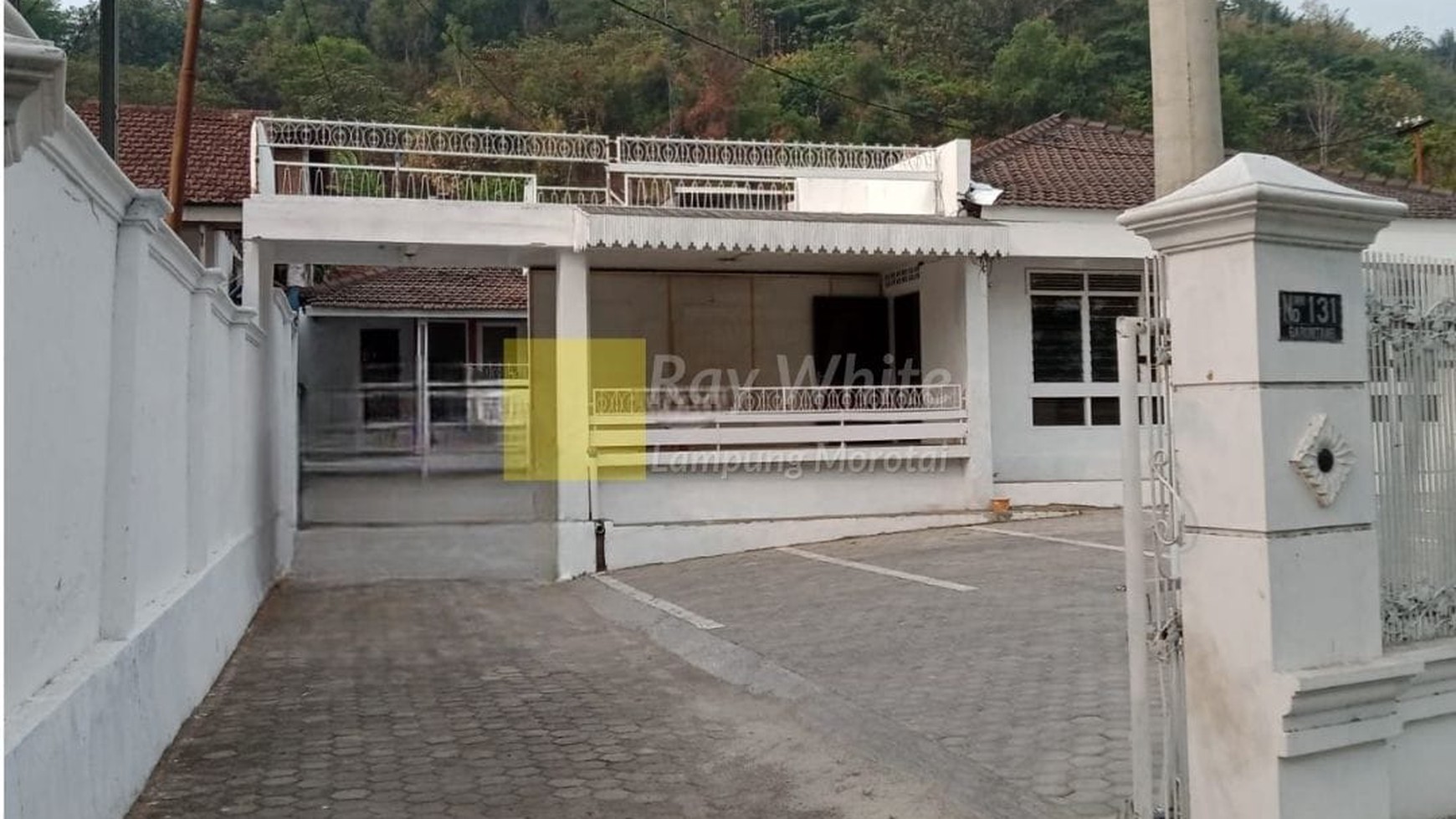 Dijual Rumah dengan Pekarangan Luas ww