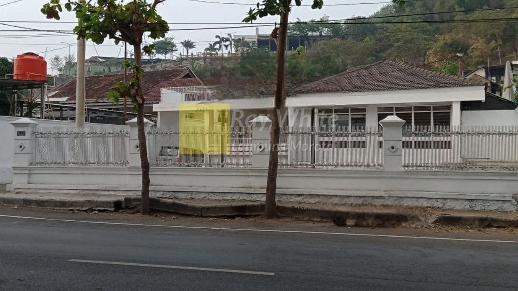 Dijual Rumah dengan Pekarangan Luas ww