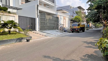 Rumah Mewah ada Pool di Pondok Indah Jakarta Selatan