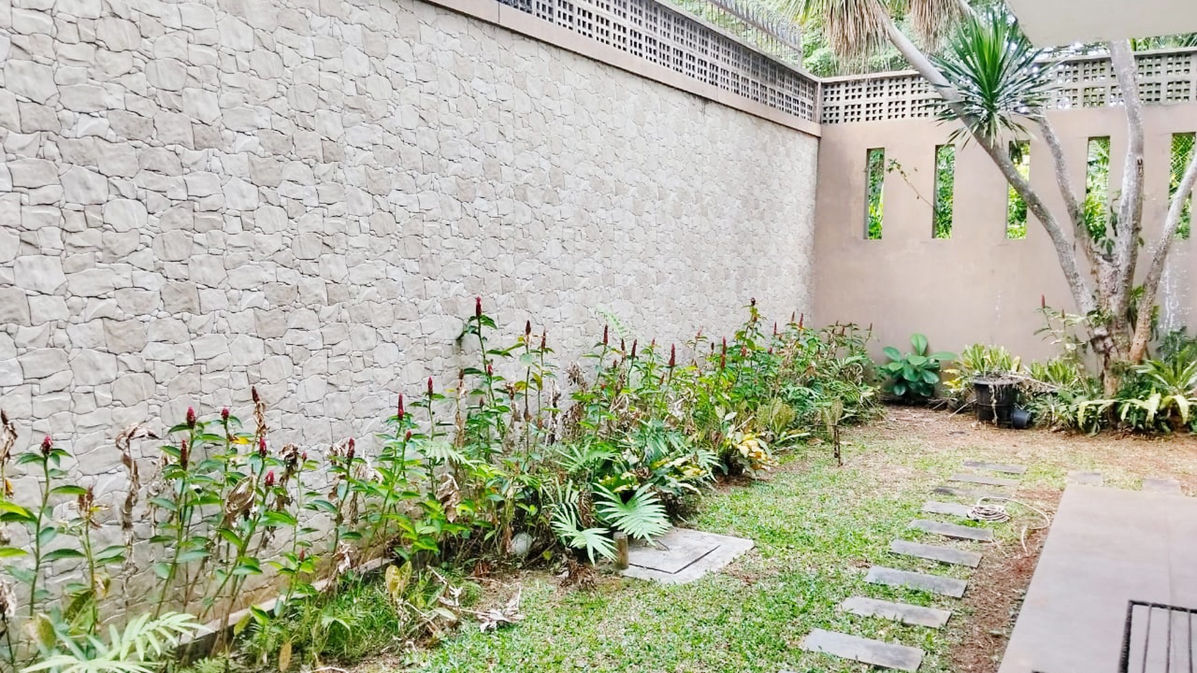 Rumah hoek siap huni dengan halaman di Foresta BSD 