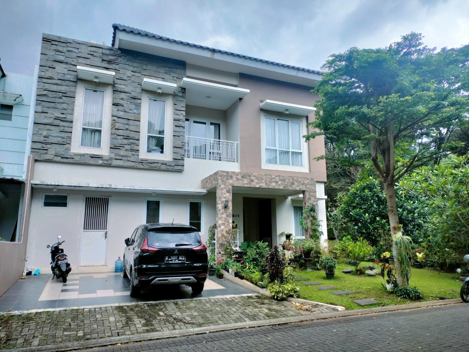 Rumah hoek siap huni dengan halaman di Foresta BSD 