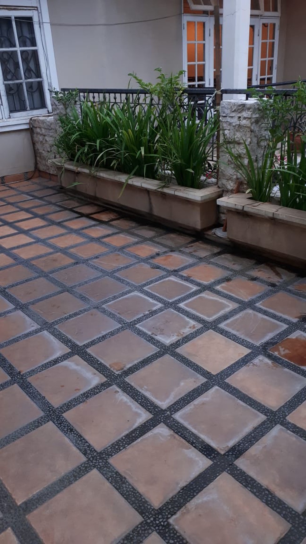 Rumah mewah siap huni di Kota Wisata dijual