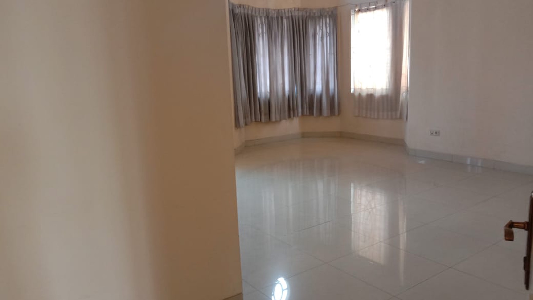 Rumah besar di cluster Premium kota wisata