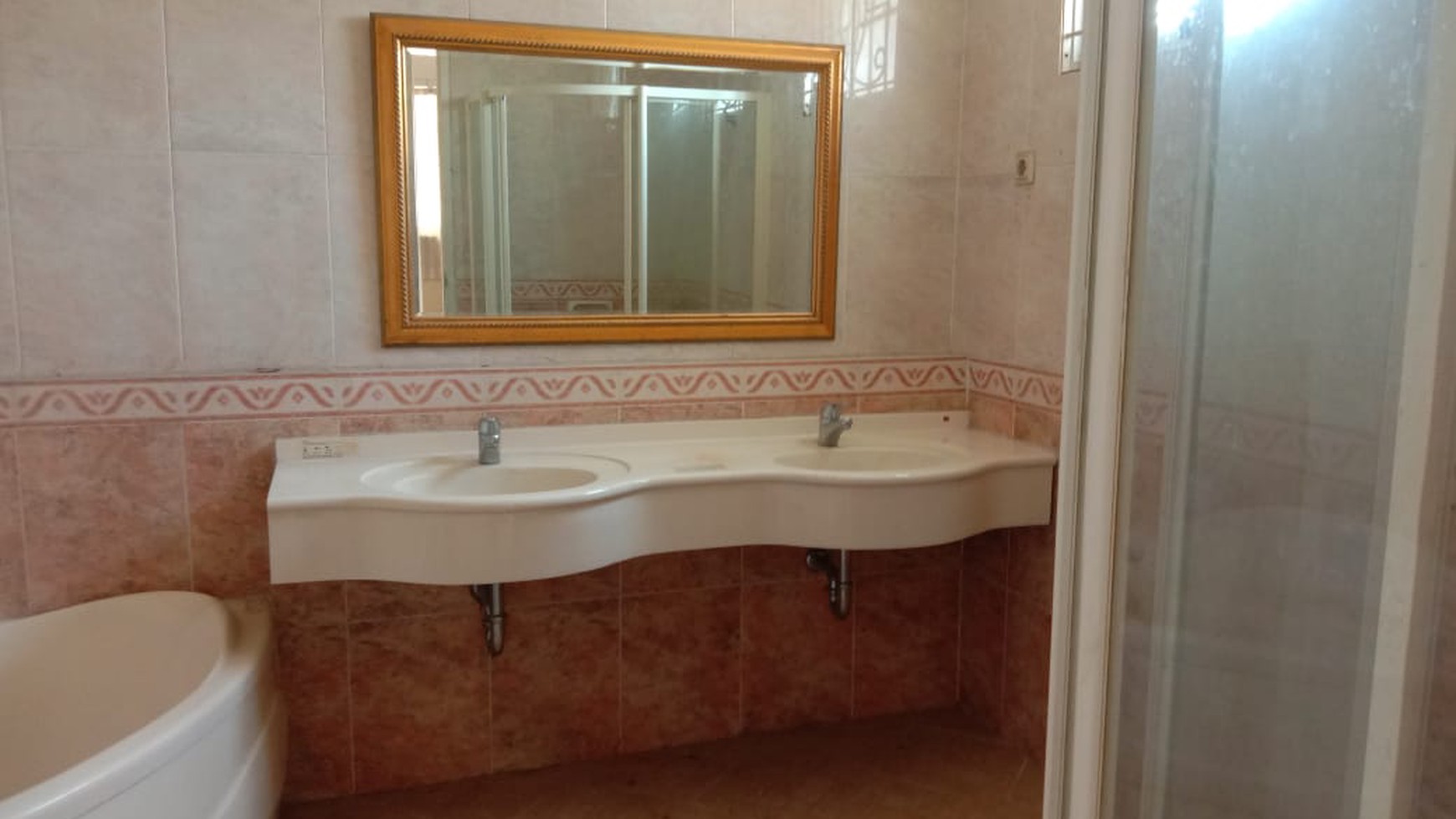 Rumah besar di cluster Premium kota wisata