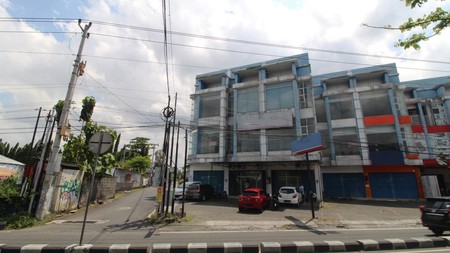 GEDUNG  / RUKO 3 LANTAI, DI RINGROAD UTARA DEKAT PAKUWON MALL, SLEMAN