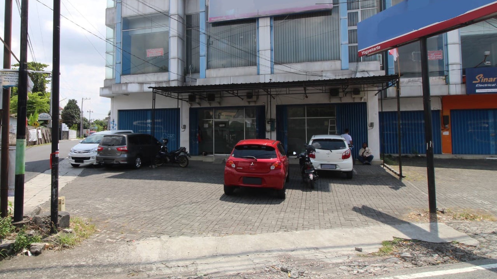 GEDUNG  / RUKO 3 LANTAI, DI RINGROAD UTARA DEKAT PAKUWON MALL, SLEMAN