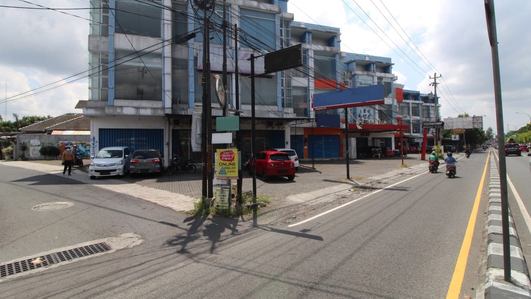 GEDUNG  / RUKO 3 LANTAI, DI RINGROAD UTARA DEKAT PAKUWON MALL, SLEMAN