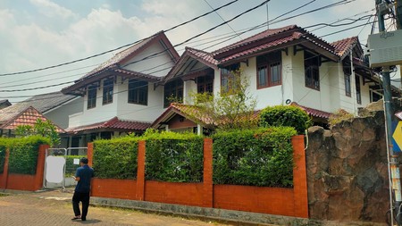 Rumah Hook di Jalan Utama Villa Melati Mas