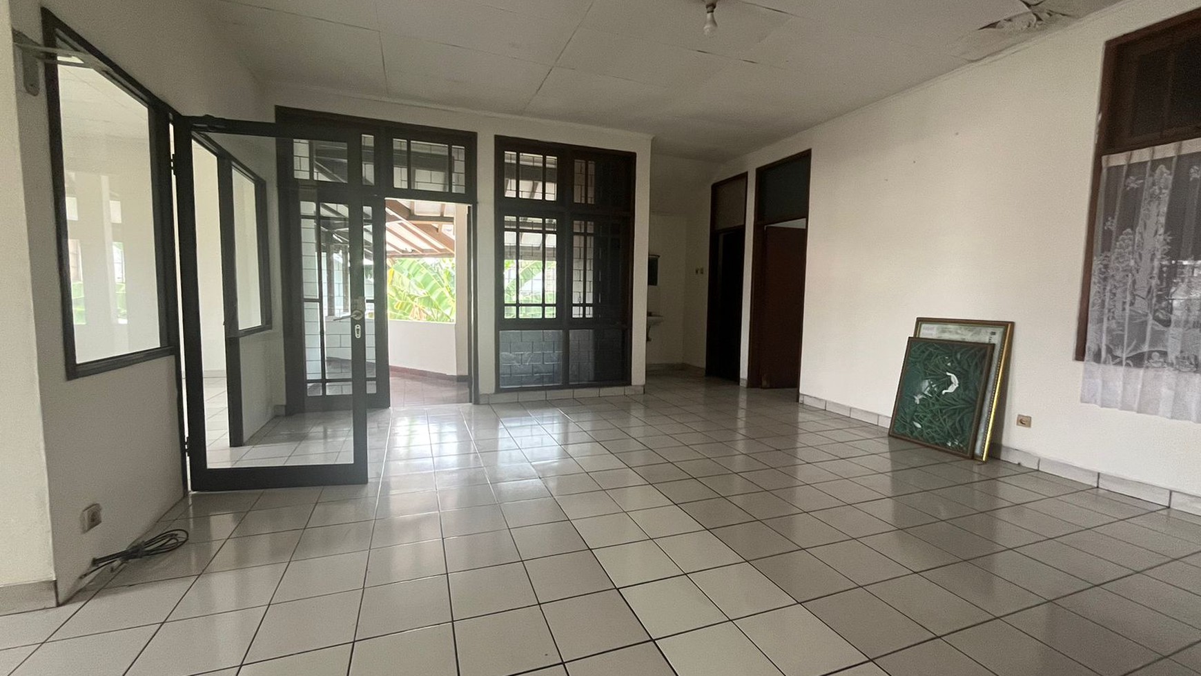 Rumah Hook di Jalan Utama Villa Melati Mas