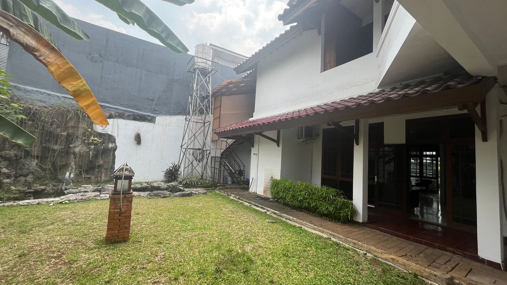 Rumah Hook di Jalan Utama Villa Melati Mas