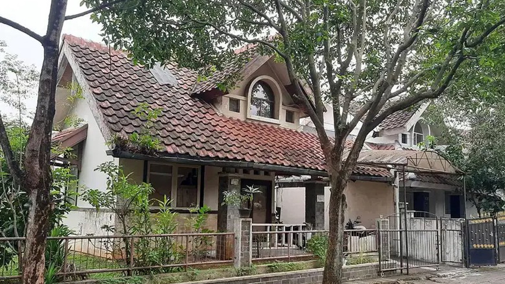 Rumah di kawasan elite nan teduh sangat cocok untuk tempat tinggal di jual dengan harga special.