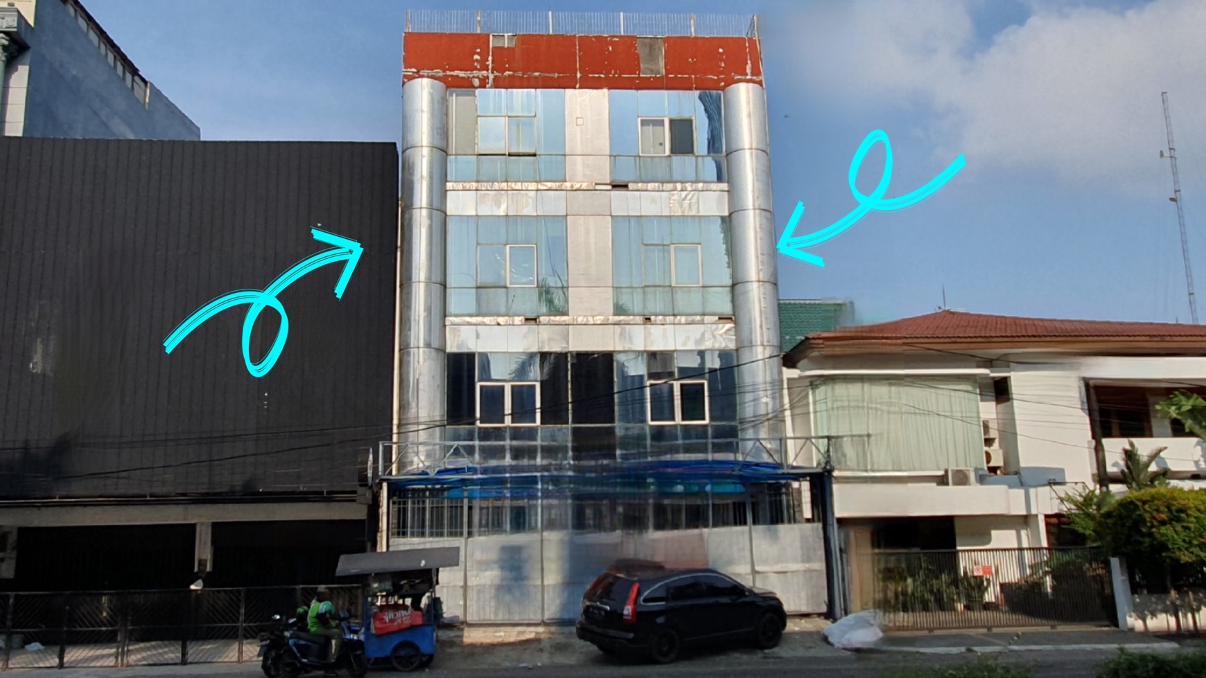 Gedung 4-1/2 lantai di Jl. Boulevard Raya, Kelapa Gading. Luas 10x20m2