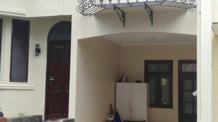 Rumah Semi Furnished Siap Huni dan Halaman Luas @Ciputat