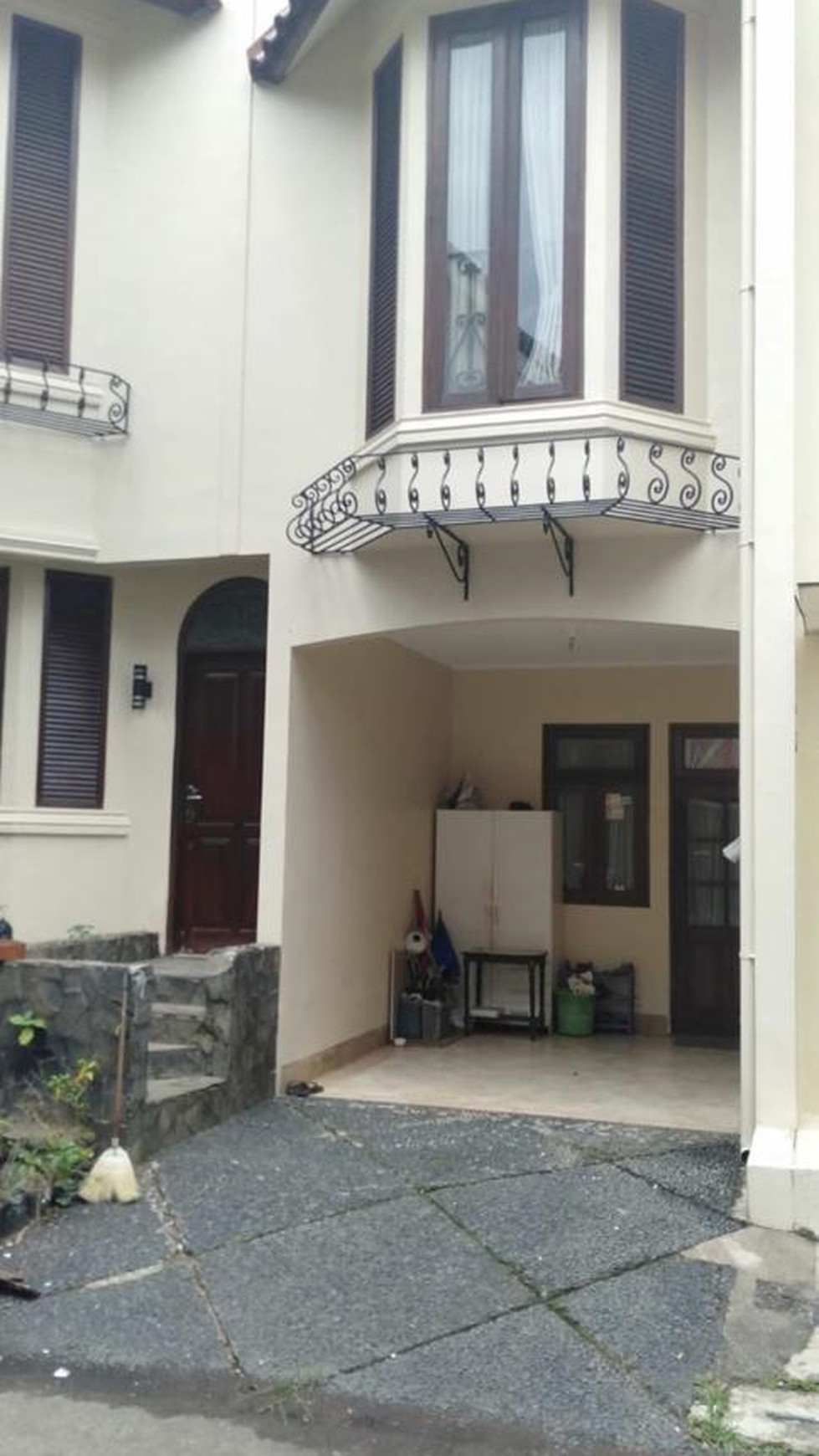 Rumah Semi Furnished Siap Huni dan Halaman Luas @Ciputat