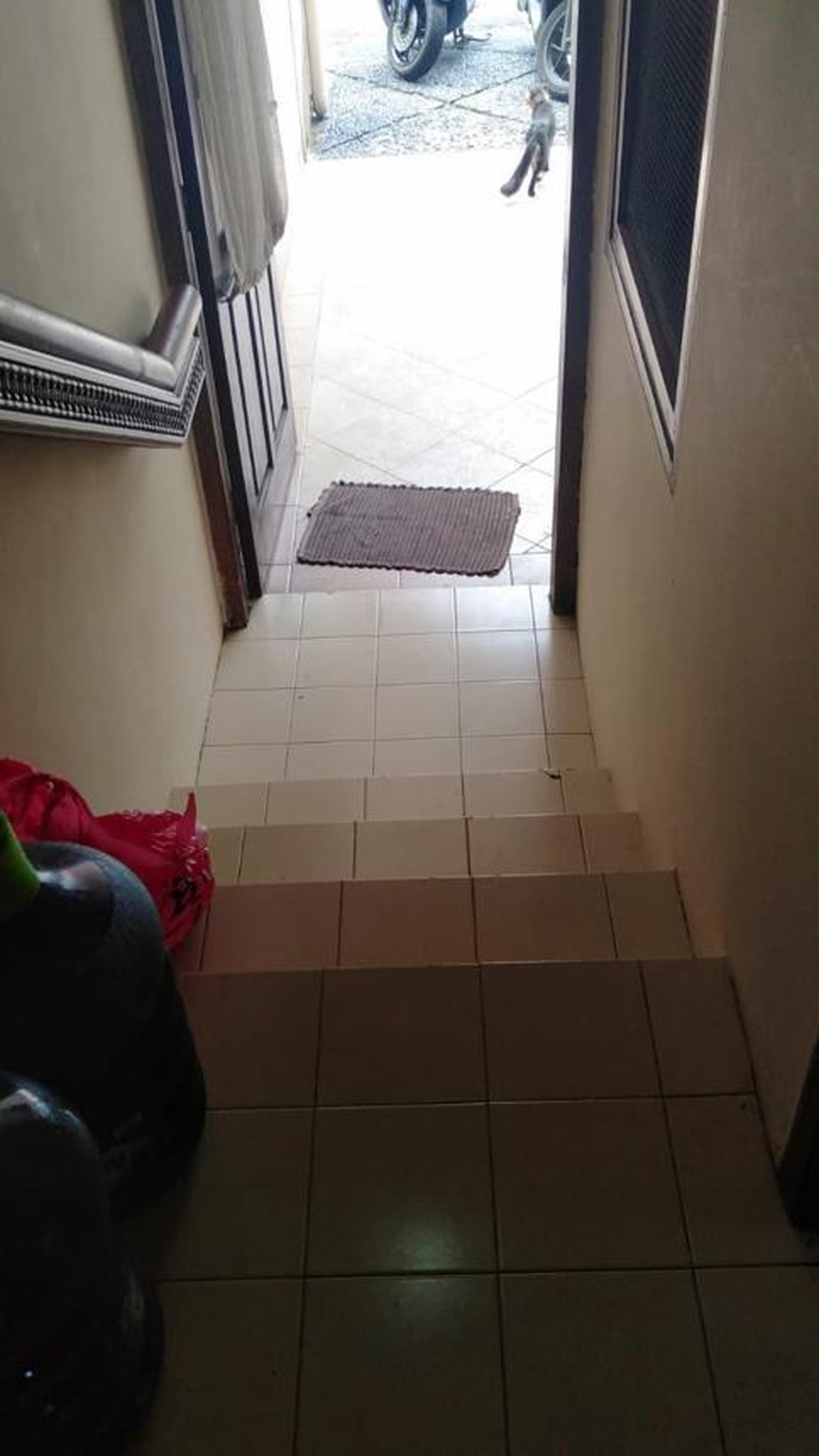 Rumah Semi Furnished Siap Huni dan Halaman Luas @Ciputat