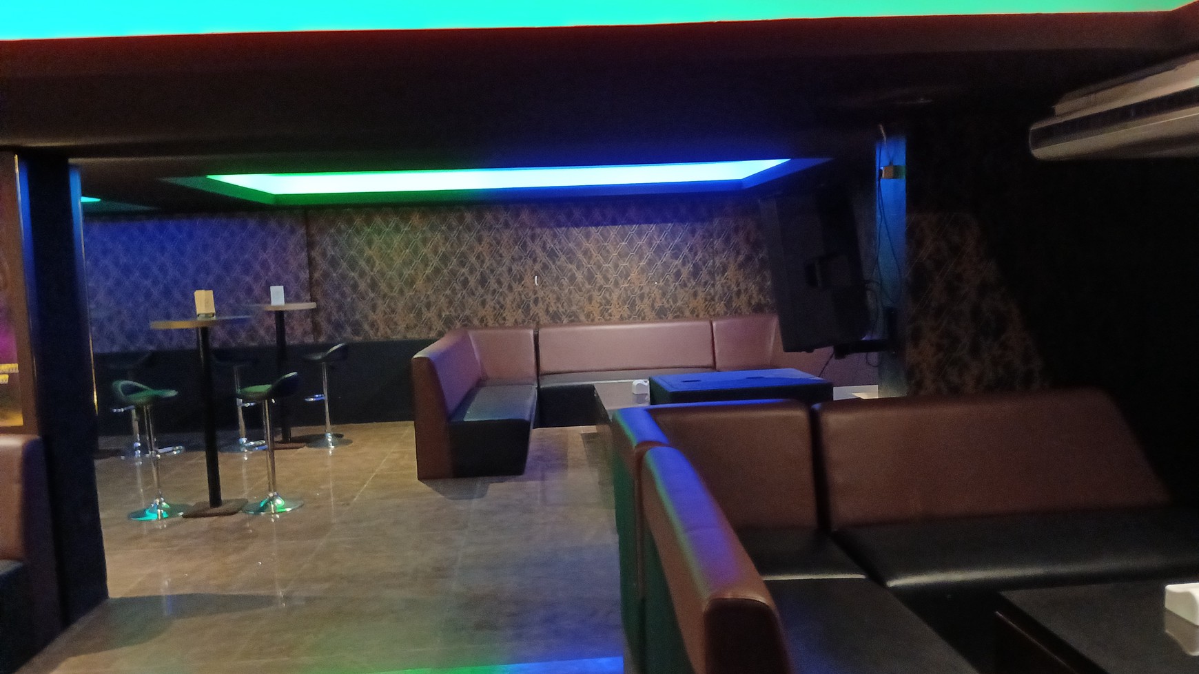 DISEWAKAN LOUNGE & KTV FULL FURNISHED JAK SEL , BLOK M