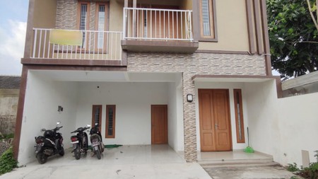 RUMAH BARU, SEMI FURNISH, SIAP HUNI, DI DEKAT APARTEMEN MATARAM CITY