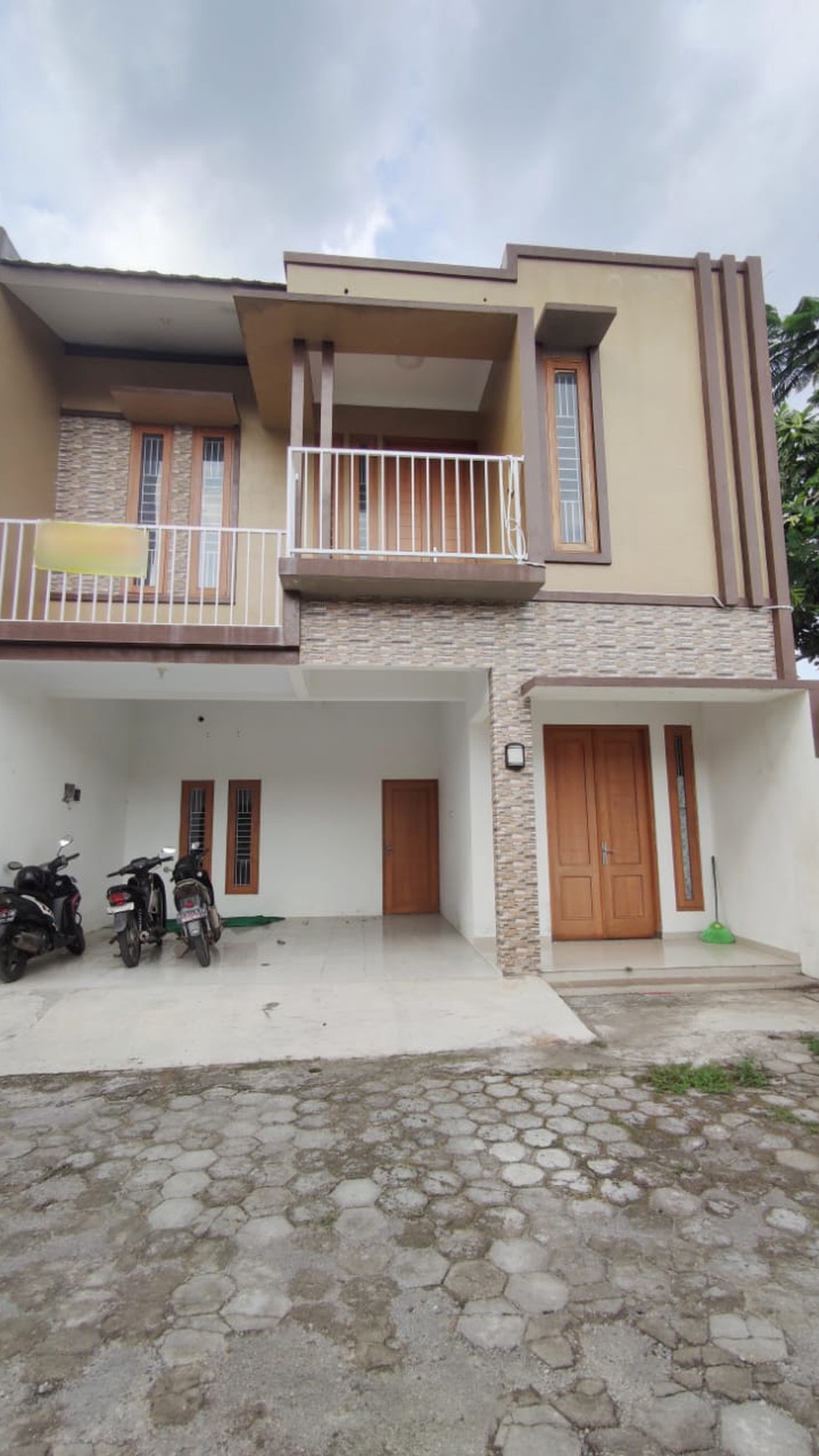 RUMAH BARU, SEMI FURNISH, SIAP HUNI, DI DEKAT APARTEMEN MATARAM CITY