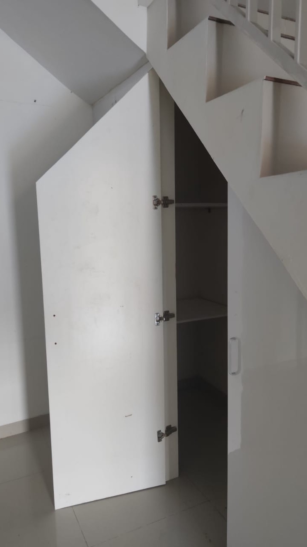 RUMAH BARU, SEMI FURNISH, SIAP HUNI, DI DEKAT APARTEMEN MATARAM CITY