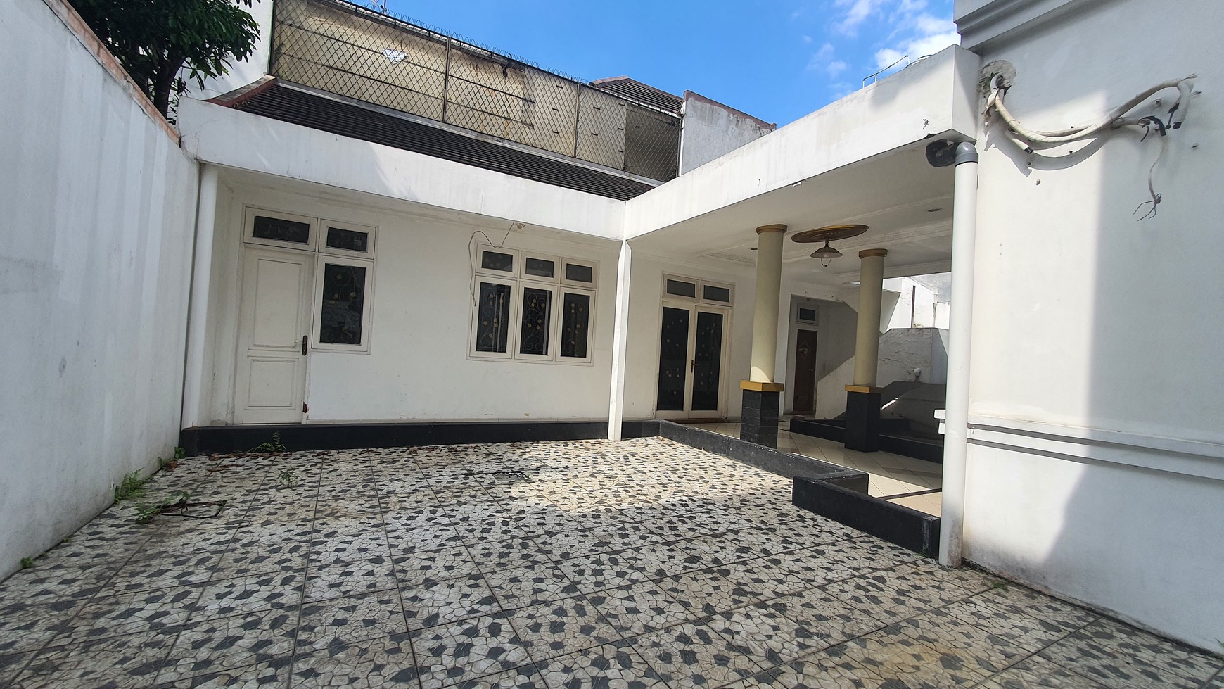 Rumah Klasik 2 lantai di Legenda Wisata Un furnished