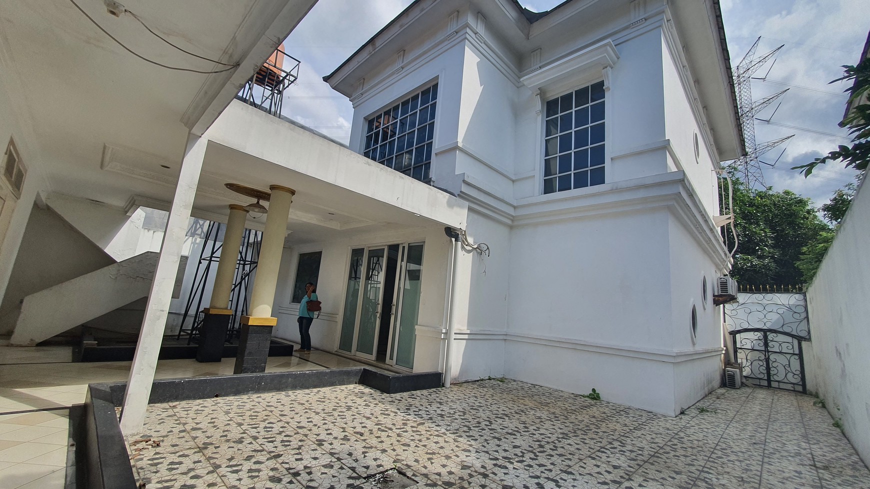 Rumah Klasik 2 lantai di Legenda Wisata Un furnished